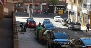 Un hombre con una metralleta de juguete en una bolsa da el susto en Cuenca