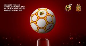 La RFEF y Joma presentan el balón oficial de los play-off de fútbol sala
