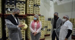 El Gobierno regional aplaude que el queso manchego bata récord con 17 millones de kilos de producción y señala como ejemplo a Quesos Artesanos Villarejo