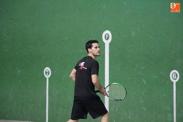Álvero Fernández en un partido de frontenis