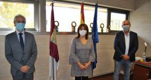 El Gobierno regional muestra su colaboración a la Federación de Pádel para realizar acciones conjuntas