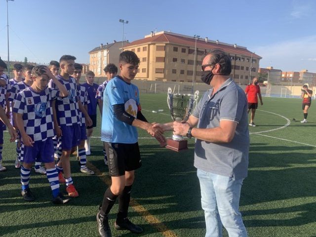 thumbnail_F11 CADETE - FINAL - Recogida trofeo campeón