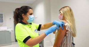 Castilla-La Mancha comienza la campaña de vacunación contra la gripe este viernes animando a la vacunación conjunta con la de Covid