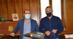 Martínez Chana recibe al piragüista Alberto Lumbreras después de ser subcampeón del mundo de maratón en Rumanía