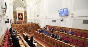 Las Cortes regionales aprueban tres resoluciones sobre uso de mascarillas, medidas contra la inflación y apoyo al sector agrario