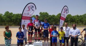 Los hermanos Herrada apoyan a las escuelas regionales de ciclismo en la inauguración de su velódromo en Mota