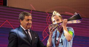 Anita Luján recibe el premio Quijote y Sancho por parte de la FCCM
