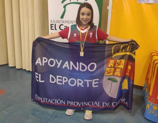 Daniela Rodríguez con su medalla