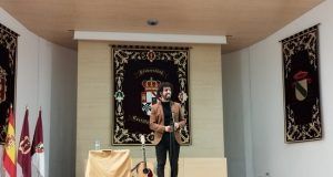 Marwan inicia el programa Los libros viajan por la provincia haciendo las delicias del público joven en el paraninfo de la UCLM