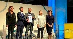 El rector de la UCLM recoge los sellos de calidad de la ANECA al Grado de Medicina y a la colección Arcadia