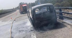 Una furgoneta termina calcinada en la A-40 a la altura de Jábaga