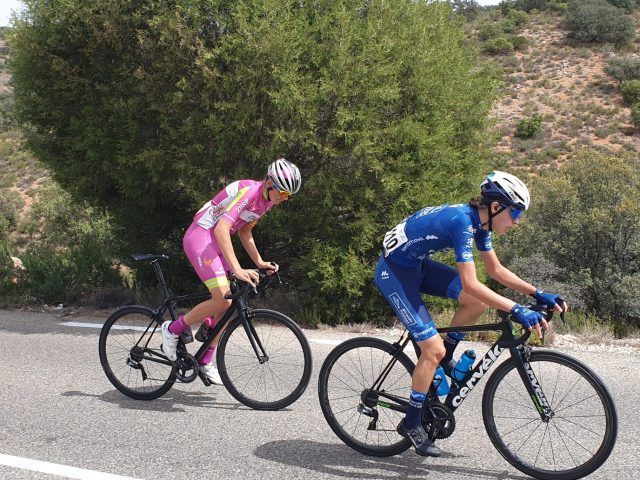 Alejandro Lorente (de morado)