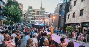 ‘La noche mágica de las compras’ congrega a cientos de conquenses en las calles comerciales