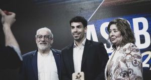 Nazaré recibe el premio al mejor lateral derecho y a Nacho Moya le reconocen su gran carrera