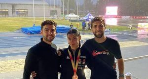 Mónica Guijarro junto con sus entrenadores tras conseguir el bronce.