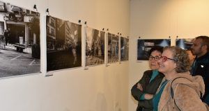 La exposición que Jesús Cañas y Diego Castillejo dedican a la calle Carretería se puede visitar ya en la Sala Iberia