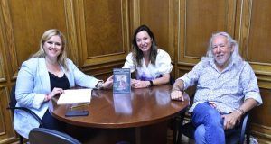 La Diputación acoge a Cristina Mantecón y Martin Brown, que presentan una novela para descubrir la ciudad mientras se disfruta leyendo