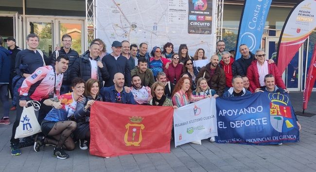 Grupo-en-la-recogida-de-dorsales-Maraton-de-Murcia | El Deporte Conquense