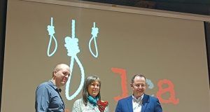 Unas 200 personas arropan a la escritora argentina Claudia Piñeiro en el inicio oficial del Festival Internacional de Novela Negra de Las Casas Ahorcadas