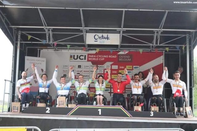 LUIS PODIUM EQUIPO COPA MUNDO BEL