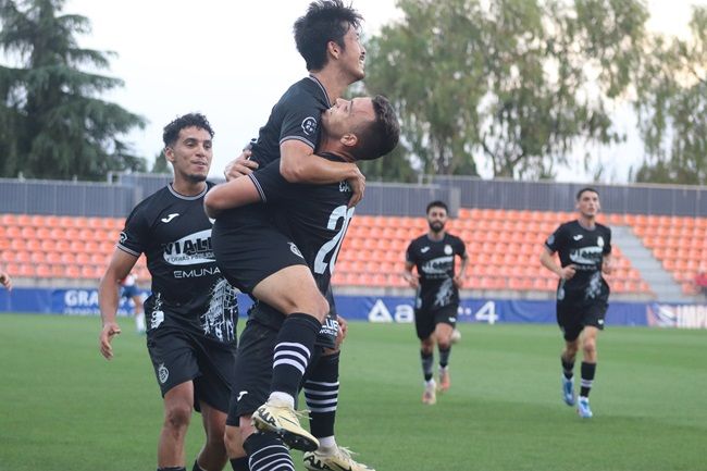Yuya-abrazado-por-Caba | El Deporte Conquense