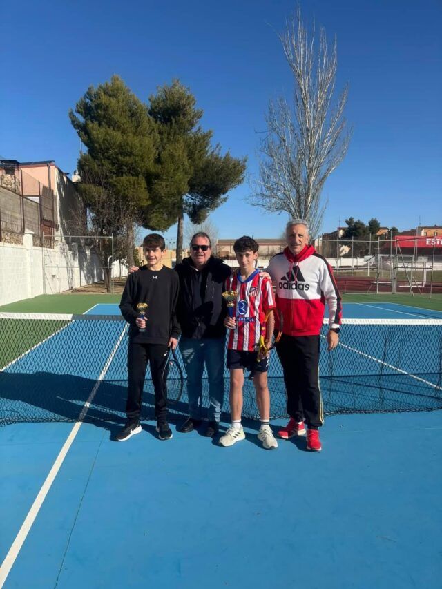 finalista tenis infantiol con concejal