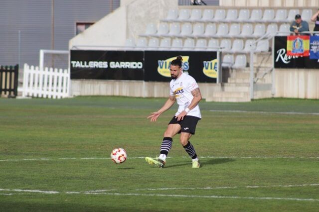 Chete controla balón