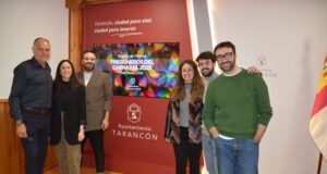 El alcalde presenta a la peña ‘La Tremolina’ como pregoneros del Carnaval 2025 de Tarancón