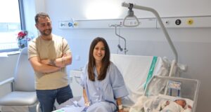 Borja González, el primer bebé nacido en el Hospital Universitario de Cuenca e Irene Romeral, la recién nacida que cerró el “Virgen de la Luz”