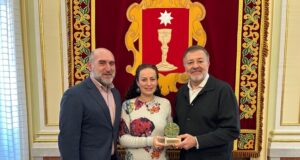 Dolz entrega a Ana Belén Yuste el Premio Ciudad de Cuenca 2025 por su Labor Educativa