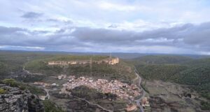 Voluntarios impulsan la recuperación de un mirador en la Serranía de Cuenca para hacerlo seguro y accesible