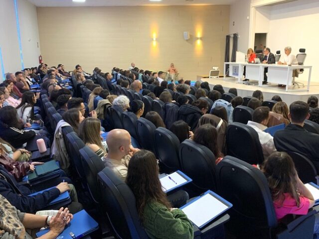 2026-05-04- Panorámica-Ángel Luis Ortiz y M Luz Fernández inauguran nuevo turno curso IIPP