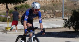 Ángel Cañas vuelve a imponerse en Munera tras una carrera de gran desgaste