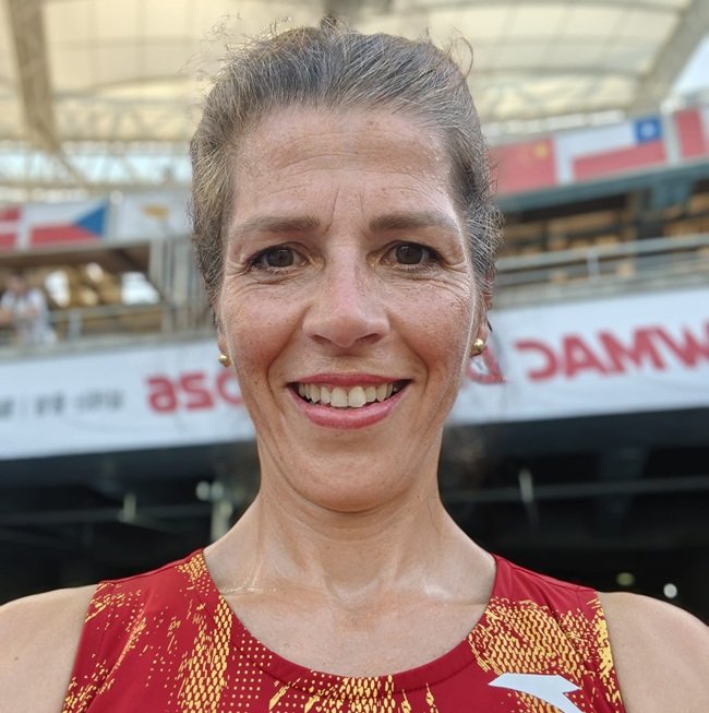 Aída exhultante tras logra la medalla de bronce en su primer Heptatlon | El Deporte Conquense