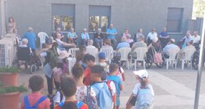 Los niños y niñas de la Escuela de Verano del CEIP San Fernando comparten una emotiva jornada con los mayores de la Residencia La Luz