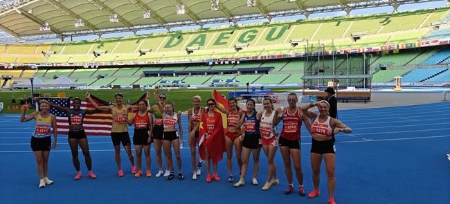 Foto para el recuerdo con las participantes en el Heptatlon de Korea | El Deporte Conquense