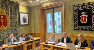 El Pleno del Ayuntamiento nombra Hijo Adoptivo de Cuenca a Maximino Pérez