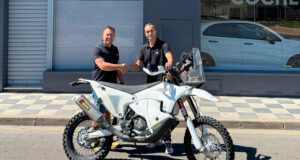 Adrián Peñarrubia da un salto en su aventura africana con una KTM 450 Rally Factory para el Rally du Maroc