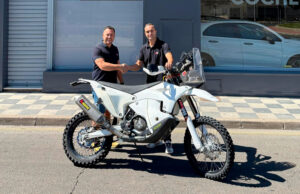 Adrián Peñarrubia da un salto en su aventura africana con una KTM 450 Rally Factory para el Rally du Maroc