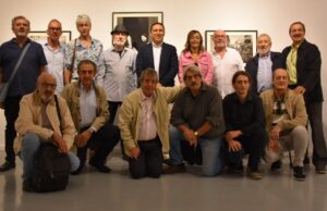 Martínez Chana visita la exposición «Endiablada» que reúne 92 fotografías de 21 autores en el Museo Casa Zavala
